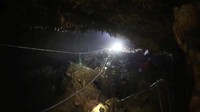 Operasi penyelamatan 12 remaja dan pelatihnya yang terperangkap di gua Tham Luang telah selesai dilakukan dalam tiga tahap mulai Minggu (8/7) hingga Selasa (10/7) malam. Seperti apa sebenarnya operasi itu berlangsung? Foto: THAI NAVY SEAL/via REUTERS