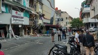 Ledakan mengakibatkan kerusakan yang cukup parah di ruko tersebut. Kondisi ruko hancur di bagian depan dan benda-benda di dalamnya terlontar berantakan di luar ruko. Foto: Yulida Medistiara/detikcom