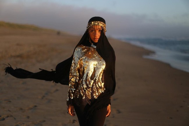 Wanita berkulit hitam ini memulai debutnya di musik hip hop sejak tahun 2011. Serangkaian lagu telah ia ciptakan, mulai dari lagu rap bernuansa religi hingga lagu tentang isu-isu sosial. Foto: Instagram/AliaSharieef