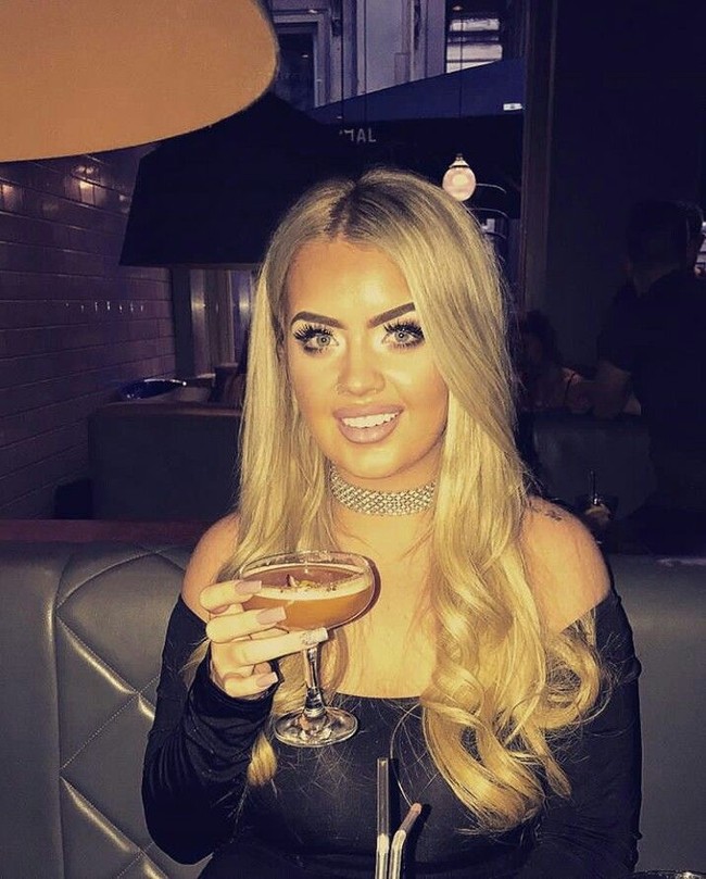 Ia tak menyangka lotre pertama yang ia beli membawa keberuntunyan untuknya. Dari hidup yang sangat sederhana dengan menyewa kamar kecil bersama ibunya dan kerja serabutan tiba-tiba gaya hidup Jane berubah total. Foto: dok. Instagram (@janepark)