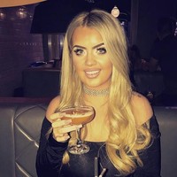 Ia tak menyangka lotre pertama yang ia beli membawa keberuntunyan untuknya. Dari hidup yang sangat sederhana dengan menyewa kamar kecil bersama ibunya dan kerja serabutan tiba-tiba gaya hidup Jane berubah total. Foto: dok. Instagram (@janepark)