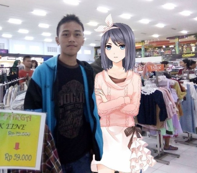 Jalan-jalan bersama pacar anime dan berbelanja di mall. Foto: Istimewa