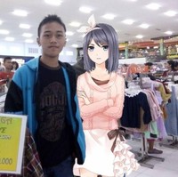 Jalan-jalan bersama pacar anime dan berbelanja di mall. Foto: Istimewa