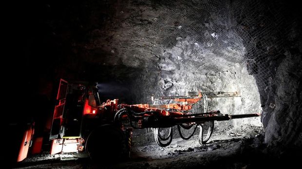 A worker operates an electric jumbo drill at Goldcorp Inc's Borden all-electric underground gold mine near Chapleau, Ontario, Canada, June 13, 2018. REUTERS/Chris Wattie