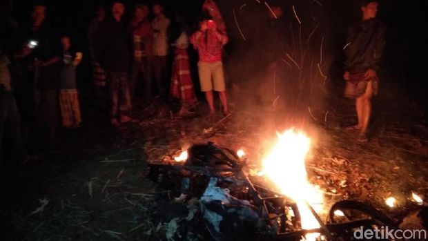 Warga bakar sepeda maling motor/