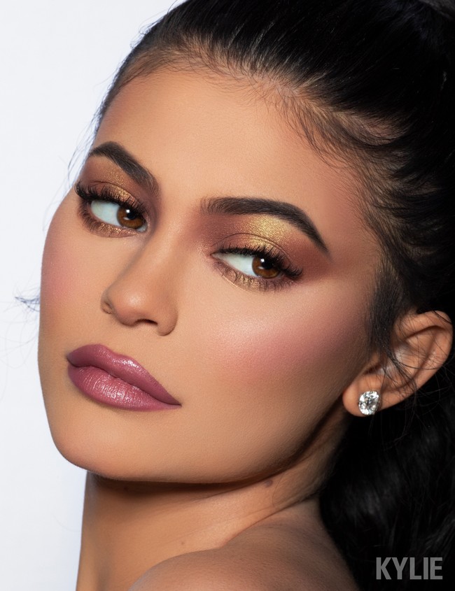 Kylie Jenner merupakan pendiri brand Kylie Cosmetics yang secara virtual tidak memiliki karyawan. Foto: Dok. kylie cosmetics