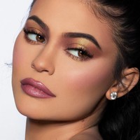 Kylie Jenner merupakan pendiri brand Kylie Cosmetics yang secara virtual tidak memiliki karyawan. Foto: Dok. kylie cosmetics