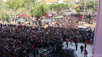 Antrean pembelian tiket sudah mengular sejak pagi. Bahkan, sampai luber di jalan raya dan menyebabkan kemacetan di area jalan di depan Stadion Gelora. 