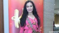 Mengenakan dress bermotif bunga berwarna pink, Iis Dahlia terlihat sangat manis. Foto: Pool/Noel/detikHOT