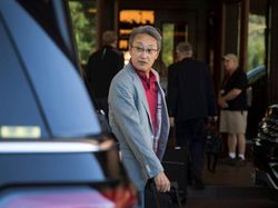 Melongok Pertemuan Rahasia Para Triliuner Berbusana Seadanya