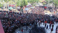Sementara itu, di tempat yang sama, Kapolsekta Kota Sidoarjo Kompol Rochsulullah, mengatakan bahwa penjualan tiket itu sebenarnya di buka pukul 09.00. Kemudian dipercepat pukul 07.15. mulai dibuka.