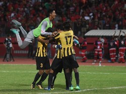 Para pemain Malaysia merayakan keberhasilan mereka ke final. ANTARA FOTO/Zabur Karuru.