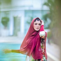 Memakai ciput berbentuk unik tampaknya jadi salah satu gaya khas Mulan. Mulan sering memakai hijab yang memperlihatkan bentuk ciput. Beberapa kali mantan personil ‘Ratu’ itu memakai ciput asimetris. Foto: Agung Wibowo