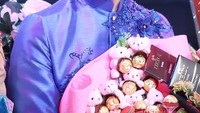 Tur ke beberapa negara di Asia, Suradet pun mendapat hadiah bucket cokelat dari penggemarnya. Dan membuat dirinya terharu. Foto: Instagram @bbasjtr