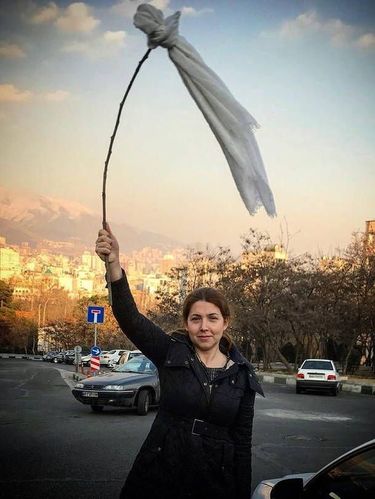 Lepas Jilbab Depan Umum, Wanita Iran ini Dipenjara 20 Tahun