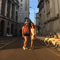 Gayanti Hutami kompak bergaya casual bersama sang ibu memakai tas mini YSL. Ibu dan anak ini sering menghabiskan waktu bersama liburan ke berbagai negara. Foto: Instagram tatacahyani