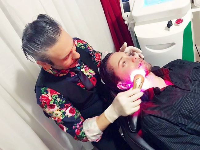 Demi jadi elf luar angkas, Luis pun telah melakukan berbagai hal. Mulai dari mencabut semua bulu dari tubuhnya, Botox, lebih dari 40 kali filler, laser hingga bleaching kulit untuk menghilangkan bintik-bintik di wajah. Foto: Instagram @luispadron.elf