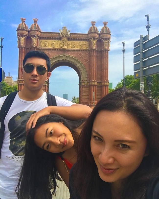 Gayanti bersama kakaknya Dharma Mangkuluhur Hutomo kini hidup di Singapura bersama sang ibu setelah kedua orangtua mereka bercerai karena hak asuh anak jatuh ke tangan Tata. Tommy Soeharto sempat menggugat putusan pengadilan terkait hak asuh anak ini. Foto: Instagram tatacahyani