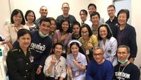 Dr Harry bersama rekan-rekan dokter pasca penyelamatan di Thailand.