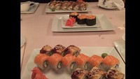 Kalinic juga doyan sushi rupanya. Sepiring sushi sudah siap disantapnya. Sushi time, tulis Kalinic dalam captionsnya. Foto: instagram @nikolakalinic