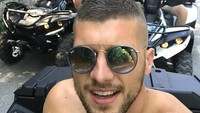Ante Rebic bersama temannya naik ATV keliling kawasan Taman Nasional Biokovo, gunung tertinggi kedua di Kroasia. Di sana, Rebic asyik selfie-selfie bareng temannya. Foto diambil sekitar bulan Juni 2017 (Instagram/@anterebic)