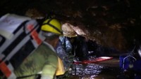 Pipa karet, tali dan katrol digunakan dalam operasi penyelamatan ini. Tandu diduga digunakan karena kebanyakan remaja itu tidak bisa berenang dan tak berpengalaman menyelam. Foto: THAI NAVY SEAL/via REUTERS