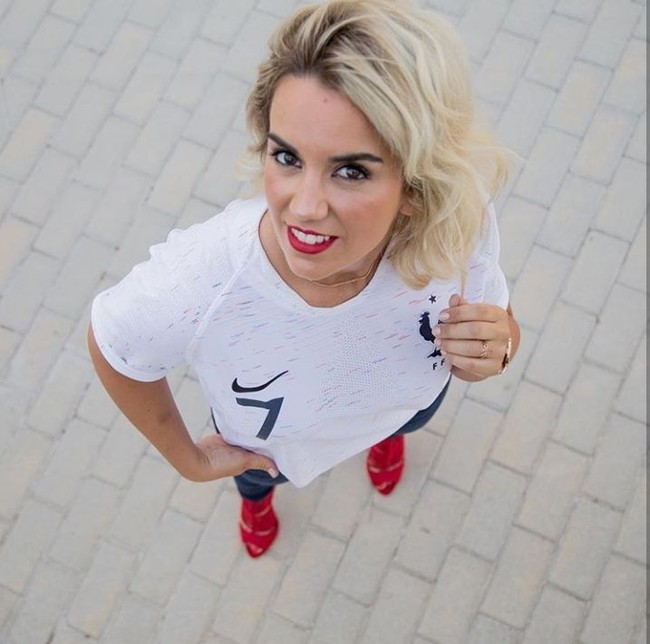 Sosok Erika diketahui memiliki gelar sarjana psikologi dan sempat menjadi psikolog anak. Dia kemudian dikenal sebagai beauty blogger. Sayang ketika hubungan cintanya dengan Griezmann terkuak ke publik pada 2014, blognya Cordialmente Erika harus ditutupnya karena diserbu fans sang suami.  (Foto: Instagram/@eri_chope)