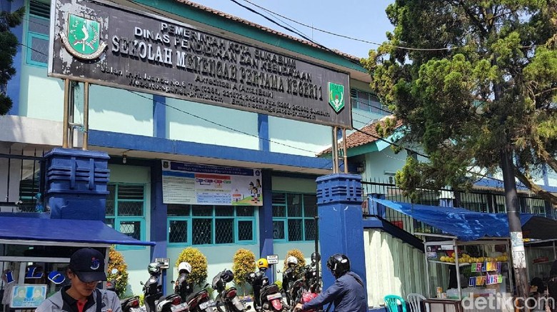 Putrinya Tak Diterima di SMPN 1 Sukabumi, Ibu Ini Protes Soal Zonasi Putrinya Tak Diterima di SMPN 1 Sukabumi, Ibu Ini Protes Soal Zonasi