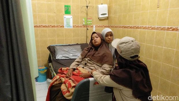 Mereka dibawa ke puskesmas yang letaknya tak jauh dari lokasi acara