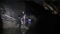 Diketahui bahwa gua Tham Luang memiliki jalur yang rumit dan panjang, juga diwarnai bilik sempit berbahaya yang gelap dan digenangi air sedalam beberapa meter. Foto: THAI NAVY SEAL/via REUTERS
