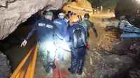 Video yang dirilis Thai Navy SEAL menunjukkan sejumlah tim penyelam asing juga Thailand menggunakan katrol, tali dan pipa karet untuk menarik tandu-tandu yang membawa para remaja yang sama sekali tidak bergerak, keluar gua dengan selamat. Foto: THAI NAVY SEAL/via REUTERS