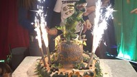 Momen ini diambil saat Kalinic merayakan ulang tahun puranya. Teman ulang tahunnya ini zaman purba. Kuenya berbentuk baru dengan seekor dinosaurus di atasnya. Foto: instagram @nikolakalinic