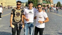  Lagi-lagi ia terlihat menyesap secangkir kafein. Namun kali ini bersama dua orang temannya saat sedang berlibur. Foto: Instagram  