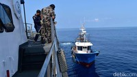 Selain itu, nilai tukar nelayan secara stabil meningkat sejak tahun 2014 (104,63) sampai tahun 2016 (108,24). Sumbangan subsektor perikanan dalam PDB pun terus meningkat dari 2,14 di tahun 2012 menjadi 2,51 di 2015 dan terus meningkat menjadi 2,56 di 2016. Istimewa/Dok. Dit Polair Baharkam Polri.
