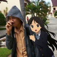 Tersipu malau, saat pulang sekolah ada yang menemani.  Foto: Istimewa