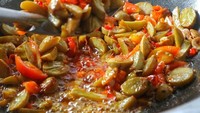 Wah, jengkol goreng ini pasti rasanya pedas nonjok dan sedikit asam. Cabe rawitnya sengaja dimasak utuh dan terdapat irisan tomat. Dimakan dengan nasi hangat, cabe dan jengkolnya dijamin nambah selera makan. Foto: Instagram kulinerkotajakarta 
