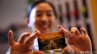Model menunjukan Shell Fleet Card Prabayar.