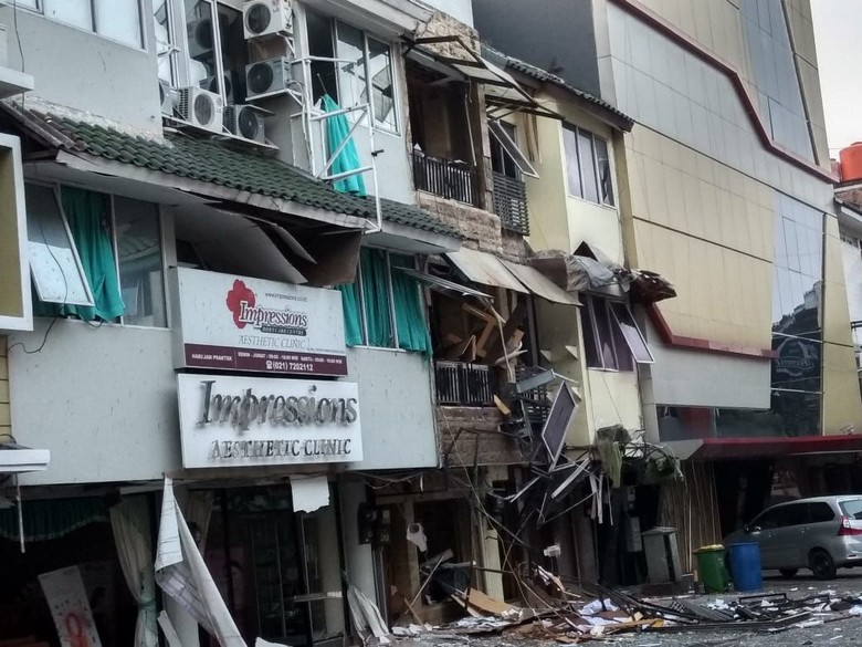 5 Ruko Rusak Terkena Dampak Ledakan Ruko di Kebayoran Baru 5 Ruko Rusak Terkena Dampak Ledakan Ruko di Kebayoran Baru