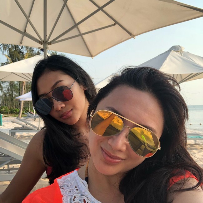 Mom and daughter time. Aya tampil matching dengan Tata bergaya memakai kacamata hitam ala Top Gun saat mereka liburan di pantai. Foto: Instagram tatacahyani