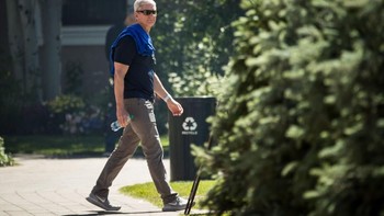 Terlihat pula CEO Apple Tim Cook dalam busana santai. Foto: Getty Images