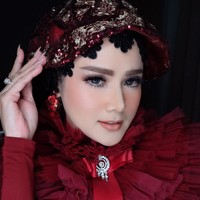 Ciput renda juga sempat dipopulerkan Dian Pelangi tahun 2010. Namun ciput tersebut berbentuk lurus standar, berbeda dengan ciput ‘paes’ ala Mulan Jameela ini. Belum diketahui dari mana Mulan Jameela mendapatkan ciput unik ini. Foto: Instagram Mulan Jameela