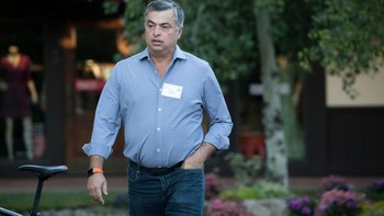 Senior Vice President of Internet Software and Service Apple, Eddy Cue tampak berjalan santai. Foto: Getty Images