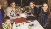 Bersama istri dan kerabatnya, Kalinic sudah siap menyantap makan malam. Pose dulu sebelum makan nih. Foto: instagram @nikolakalinic