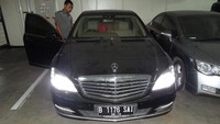 Mobil kedua yang dilelang adalah mobil Mercedes-Benz S 350 CGI AT hitam buatan tahun 2013 yang juga milik mantan Ketua MK Akil Mochtar. Foto: Kementerian Keuangan