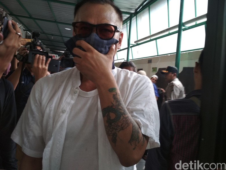 Sidang Vonis Ditunda, Tio Pakusadewo sejak Lama Sudah Kecewa Sidang Vonis Ditunda, Tio Pakusadewo sejak Lama Sudah Kecewa