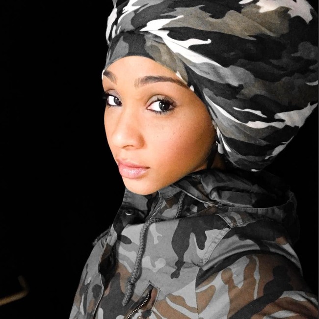 Ia pun menunjukkan kreatifitasnya dalam berbusana. Ia menutup kepalanya tidak seperti hijabers lainnya. Ia padukan turban, hoodie, hingga syal untuk menutup rambutnya. Foto: Instagram/AliaSharieef