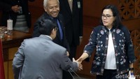 Menteri Keuangan Sri Mulyani terlihat sedang berjabat tangan dengan Wakil Ketua DPR Utut Adianto usai rapat paripurna digelar di Ruang Rapat Paripurna, Gedung Nusantara II DPR, kompleks parlemen, Senayan, Jakarta, Kamis (12/7/2018).