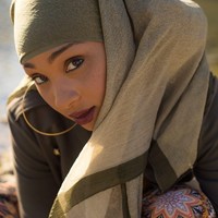 Memakai kalung, gelang, dan anting super besar tampaknya tidka menakutkan bagi Alia Sharrief. Ia pun berani bermain tabrak motif dengan warna-warna terang. Foto: Instagram/AliaSharieef