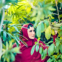 Ciput berwarna hitam itu Mulan padukan dengan hijab segi empat yang dipakai menjuntai menutup dada. Hijab warna merah itu dipadukan dengan dress motif bernuansa hijau.  Foto: Agung Wibowo