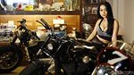 Pose Manja Marcella di Atas Motor Gede